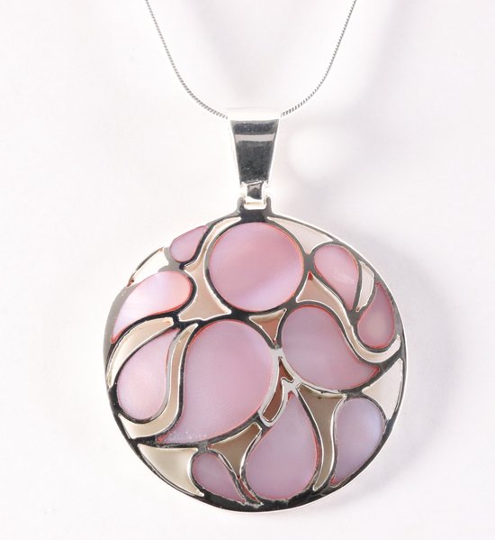 Ronde opengewerkte zilveren hanger met roze parelmoer aan ketting afbeelding 1