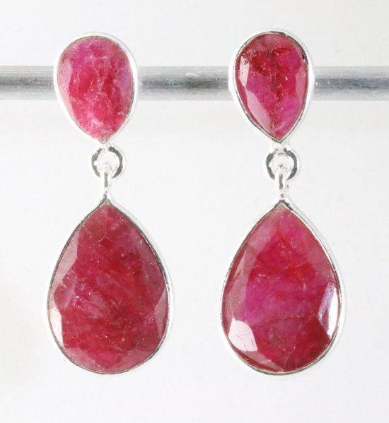 Zilveren oorstekers met robijn afbeelding 1