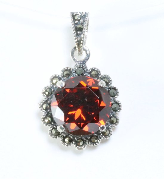 Ronde zilveren hanger met granaat en marcasiet afbeelding 1