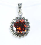 Ronde zilveren hanger met granaat en marcasiet afbeelding 1