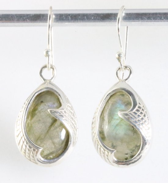 Bewerkte zilveren oorbellen met labradoriet afbeelding 1