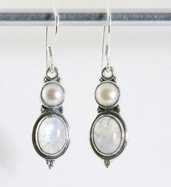 Fijne zilveren oorbellen met regenboog maansteen en parel afbeelding 1