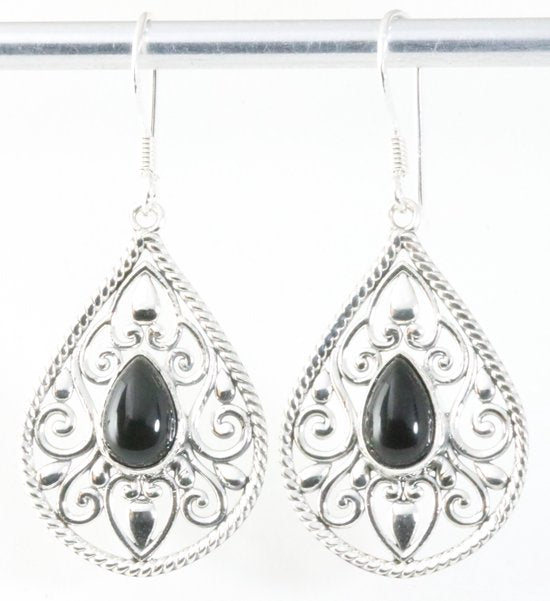 Opengewerkte zilveren oorbellen met onyx afbeelding 1