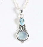 Fijne bewerkte zilveren hanger met aqua chalcedoon en blauwe topaas aan ketting afbeelding 1