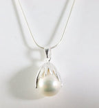 Hoogglans zilveren hanger met witte zoetwater parel aan ketting afbeelding 1