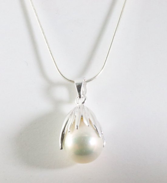 Hoogglans zilveren hanger met witte zoetwater parel aan ketting afbeelding 1