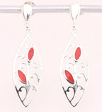 Opengewerkte zilveren oorstekers met rode koraal steen afbeelding 1