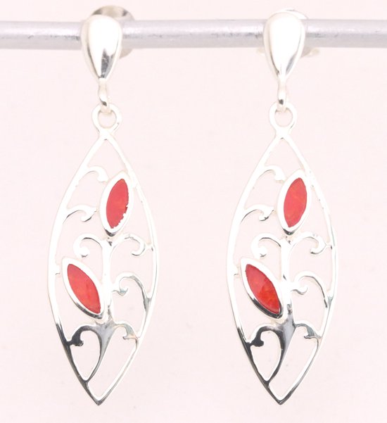 Opengewerkte zilveren oorstekers met rode koraal steen afbeelding 1