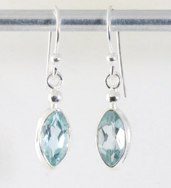 Fijne hoogglans zilveren oorbellen met blauwe topaas afbeelding 1