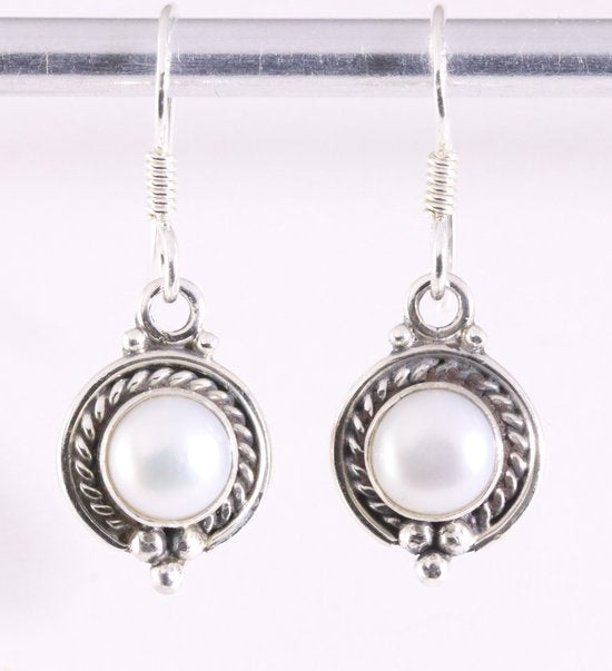 Fijne bewerkte zilveren oorbellen met witte zoetwater parel afbeelding 1