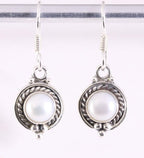 Fijne bewerkte zilveren oorbellen met witte zoetwater parel afbeelding 1