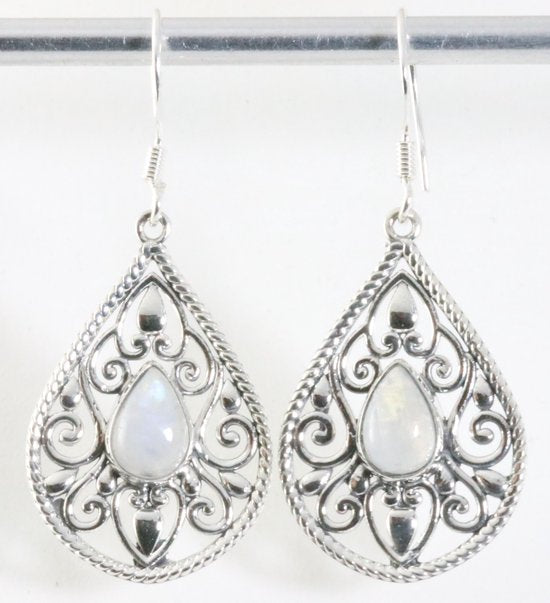 Opengewerkte zilveren oorbellen met regenboog maansteen afbeelding 1