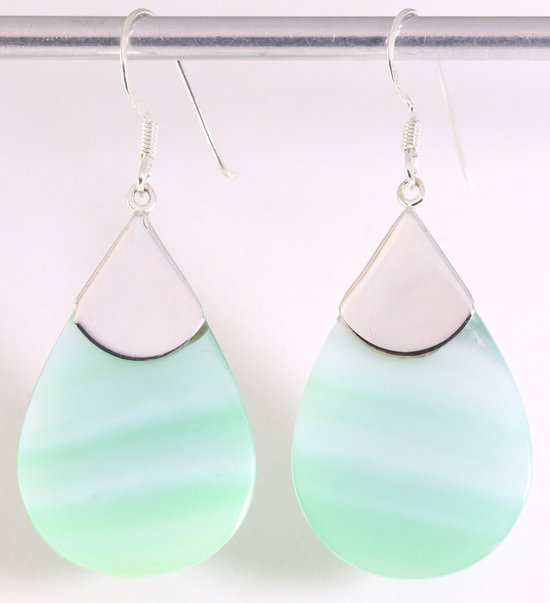 Druppelvormige zilveren oorbellen met groene parelmoer afbeelding 1