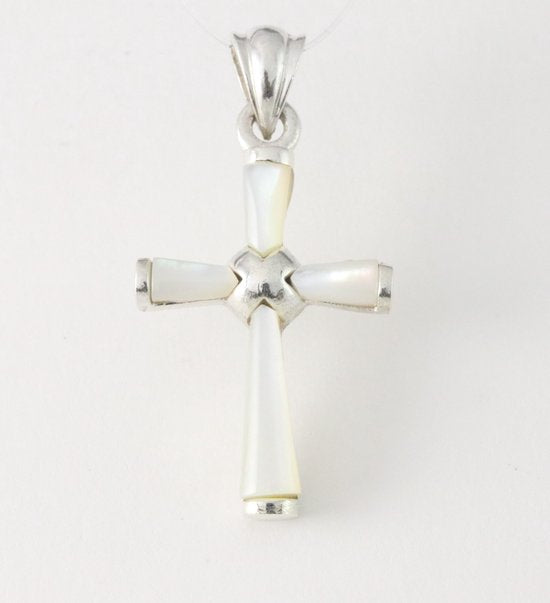 Fijne zilveren kruishanger met parelmoer afbeelding 1