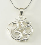 Zilveren ohm hanger aan ketting afbeelding 1