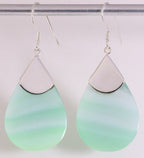 Druppelvormige zilveren oorbellen met groene parelmoer afbeelding 4