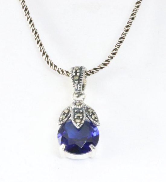 Fijne zilveren hanger met blauwe saffier en marcasiet aan ketting afbeelding 1