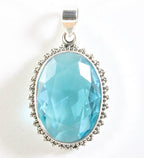 Grote bewerkte ovale zilveren hanger met blauwe topaas afbeelding 1