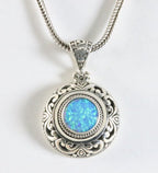 Traditionele bewerkte zilveren hanger met Australische opaal aan ketting afbeelding 1