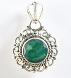 Ronde opengewerkte zilveren hanger met smaragd afbeelding 1