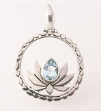 Ronde zilveren lotus bloem hanger met blauwe topaas afbeelding 1