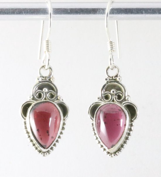 Fijne bewerkte zilveren oorbellen met granaat afbeelding 1