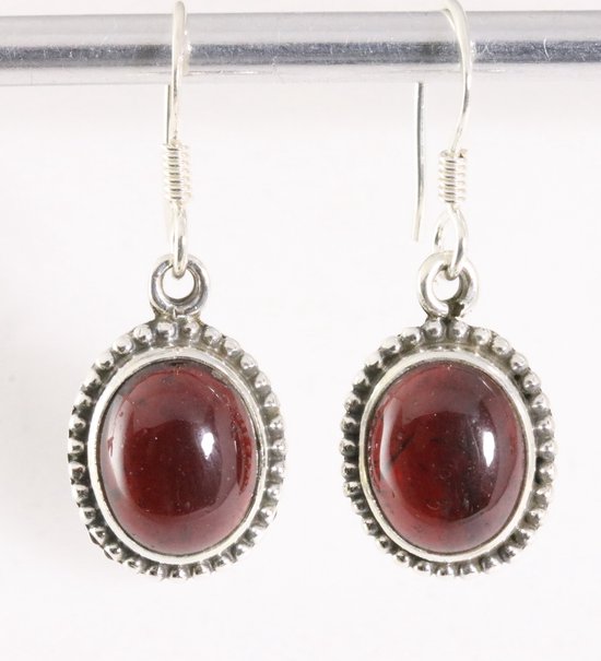 Bewerkte ovale zilveren oorbellen met granaat afbeelding 1