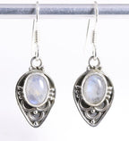 Fijne bewerkte zilveren oorbellen met regenboog maansteen afbeelding 1