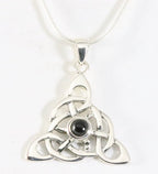 Zilveren triquetra hanger met onyx aan ketting afbeelding 1