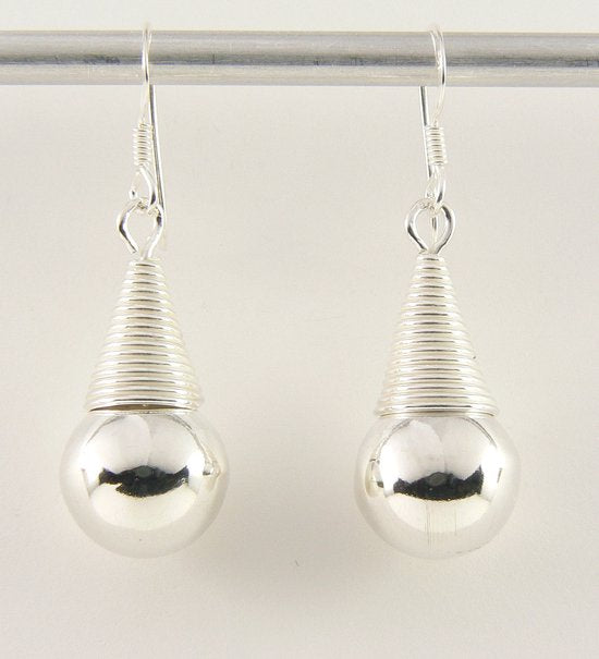 Fijn bewerkte zilveren oorbellen met bolletjes afbeelding 1