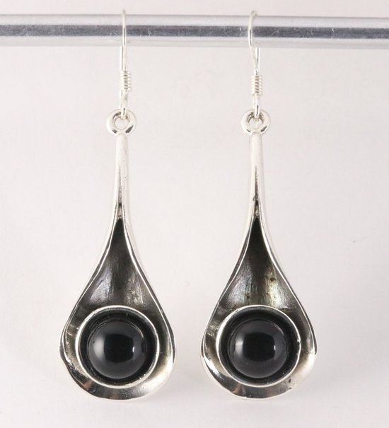 Lange druppelvormige zilveren oorbellen met onyx afbeelding 1