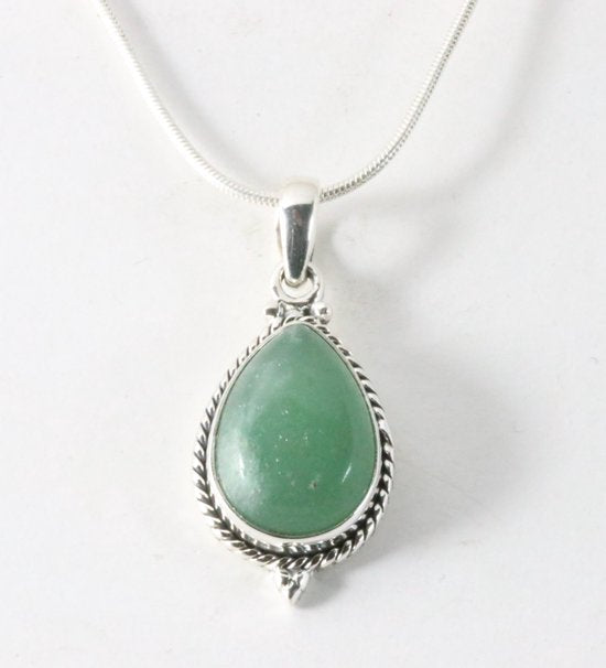Bewerkte druppelvormige zilveren hanger met jade aan ketting afbeelding 1