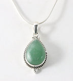 Bewerkte druppelvormige zilveren hanger met jade aan ketting afbeelding 1