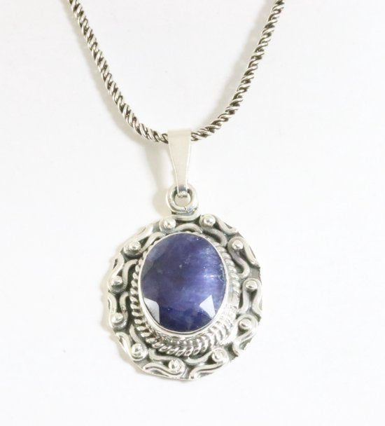 Bewerkte zilveren hanger met blauwe saffier aan ketting afbeelding 1