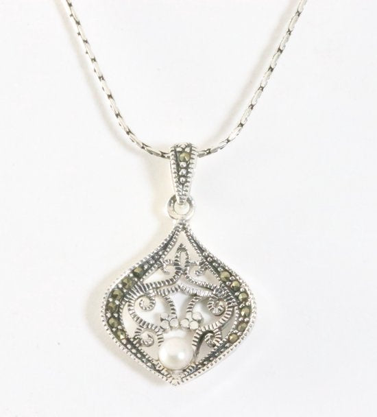 Fijne zilveren hanger met parel en marcasiet aan ketting afbeelding 1