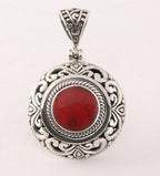 Traditionele bewerkte ronde zilveren hanger met rode koraal steen afbeelding 1