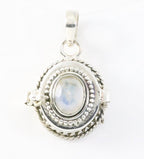 Traditioneel bewerkt zilveren medaillon met regenboog maansteen afbeelding 1