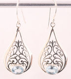 Opengewerkte zilveren oorbellen met blauwe topaas afbeelding 1