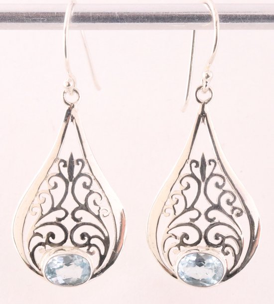 Opengewerkte zilveren oorbellen met blauwe topaas afbeelding 1