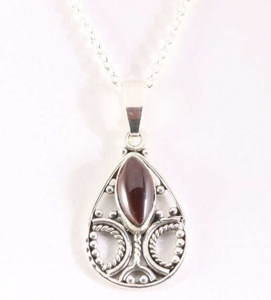 Fijne opengewerkte zilveren hanger met granaat aan ketting afbeelding 1