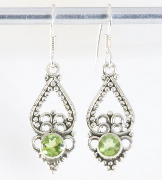 Fijne opengewerkte zilveren oorbellen met peridoot afbeelding 1