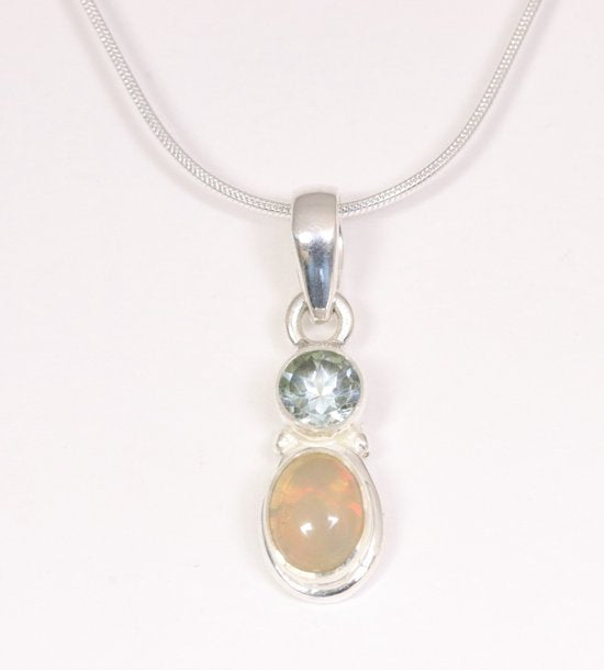 Fijne zilveren hanger met Ethiopische opaal en blauwe topaas aan ketting afbeelding 1