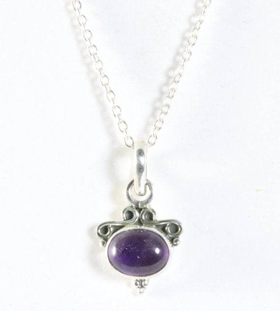 Fijne bewerkte zilveren hanger met amethist aan ketting afbeelding 1