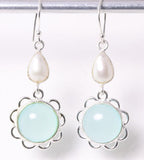 Lange zilveren oorbellen met aqua chalcedoon en parel afbeelding 1