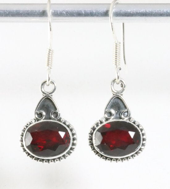 Fijne bewerkte zilveren oorbellen met granaat afbeelding 1