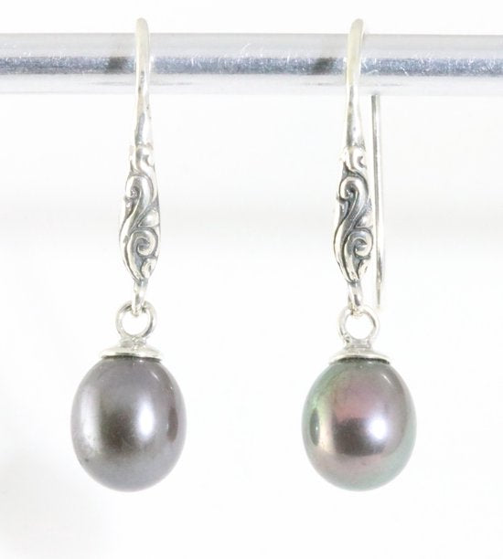 Traditionele fijn bewerkte zilveren oorbellen met zwarte parel afbeelding 1