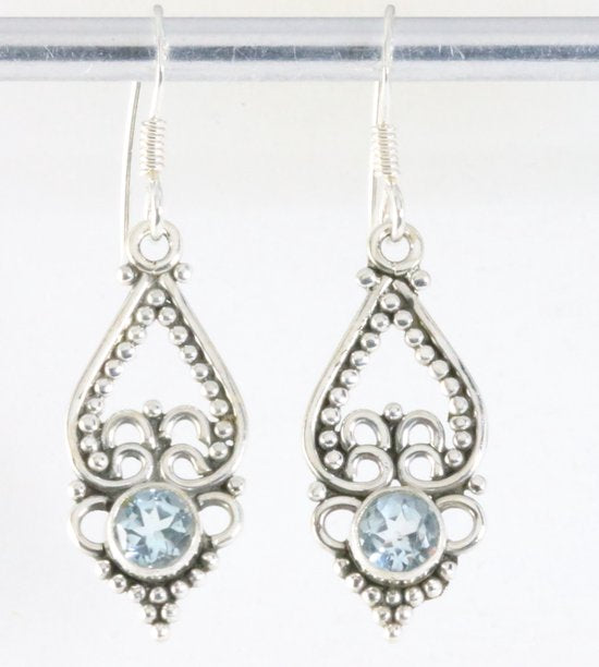 Fijne opengewerkte zilveren oorbellen met blauwe topaas afbeelding 1