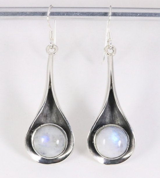 Lange druppelvormige zilveren oorbellen met regenboog maansteen afbeelding 1