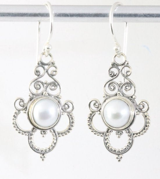 Traditionele bewerkte zilveren oorbellen met zoetwater parel afbeelding 1