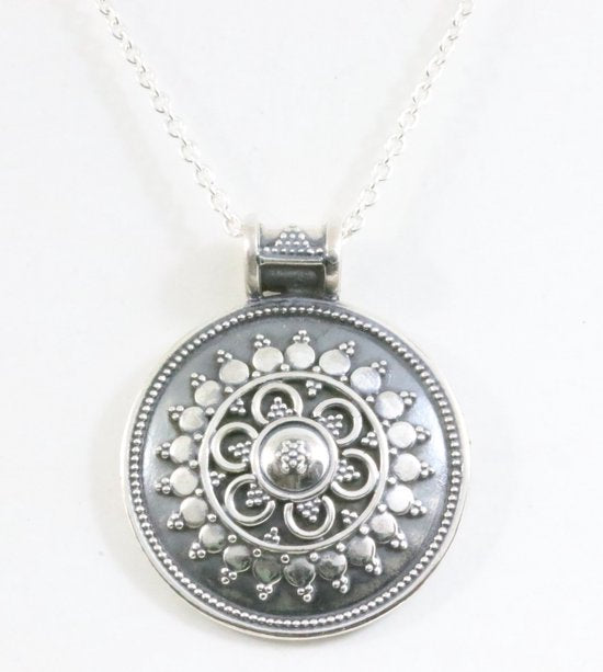 Traditionele ronde bewerkte zilveren hanger aan ketting afbeelding 1